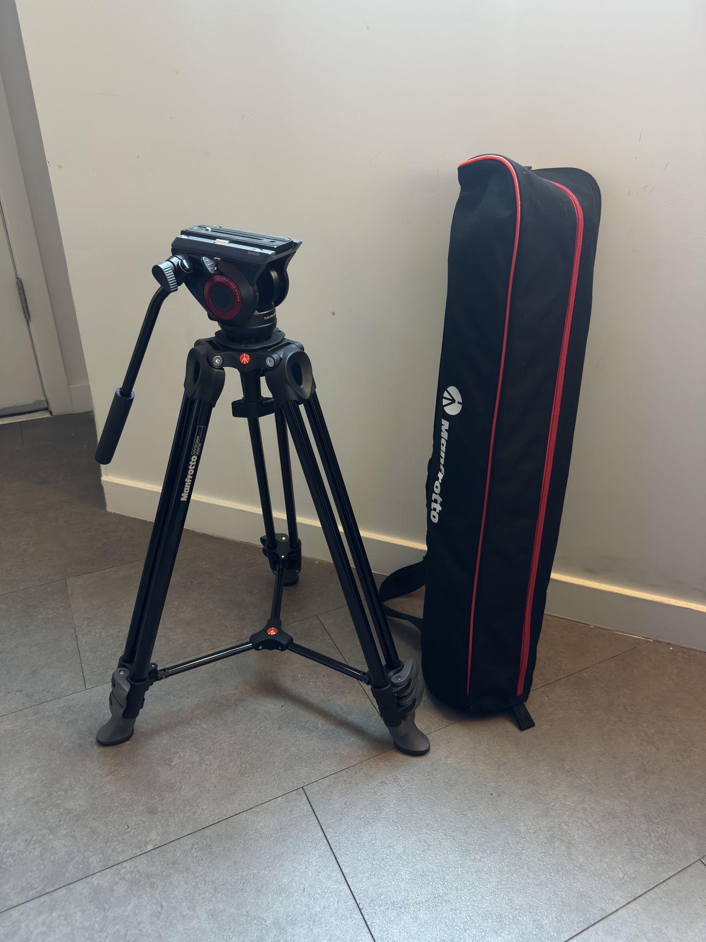 Manfrotto 三脚MT502AM 三脚 + MVH500A 6d9a0d07804b4ca39a6519b5cf6bd2