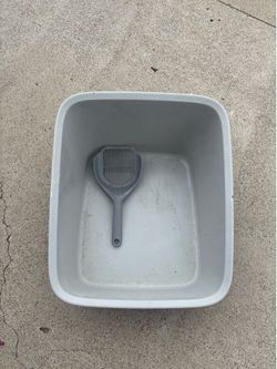 Cat litter box with scooper
