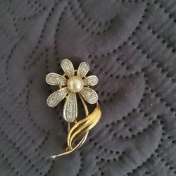 Beautiful Gold Over Sterling Silver Flower Pearl Diamonds Brooch 