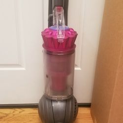 NEW cond DYSON  BIG BALL  , MULTI FLOOR  , VACUUM WITH COMPLETE ATTACHMENTS,  AMAZING SUCTION  , WORKS EXCELLENT IN THE BOX 