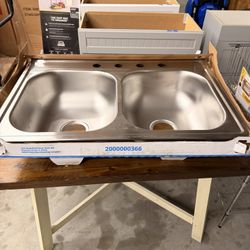 Elkay Dayton Drop-in 33-in x 22-in Stainless steel Double equal bowl 22-Gauge Kitchen Sink