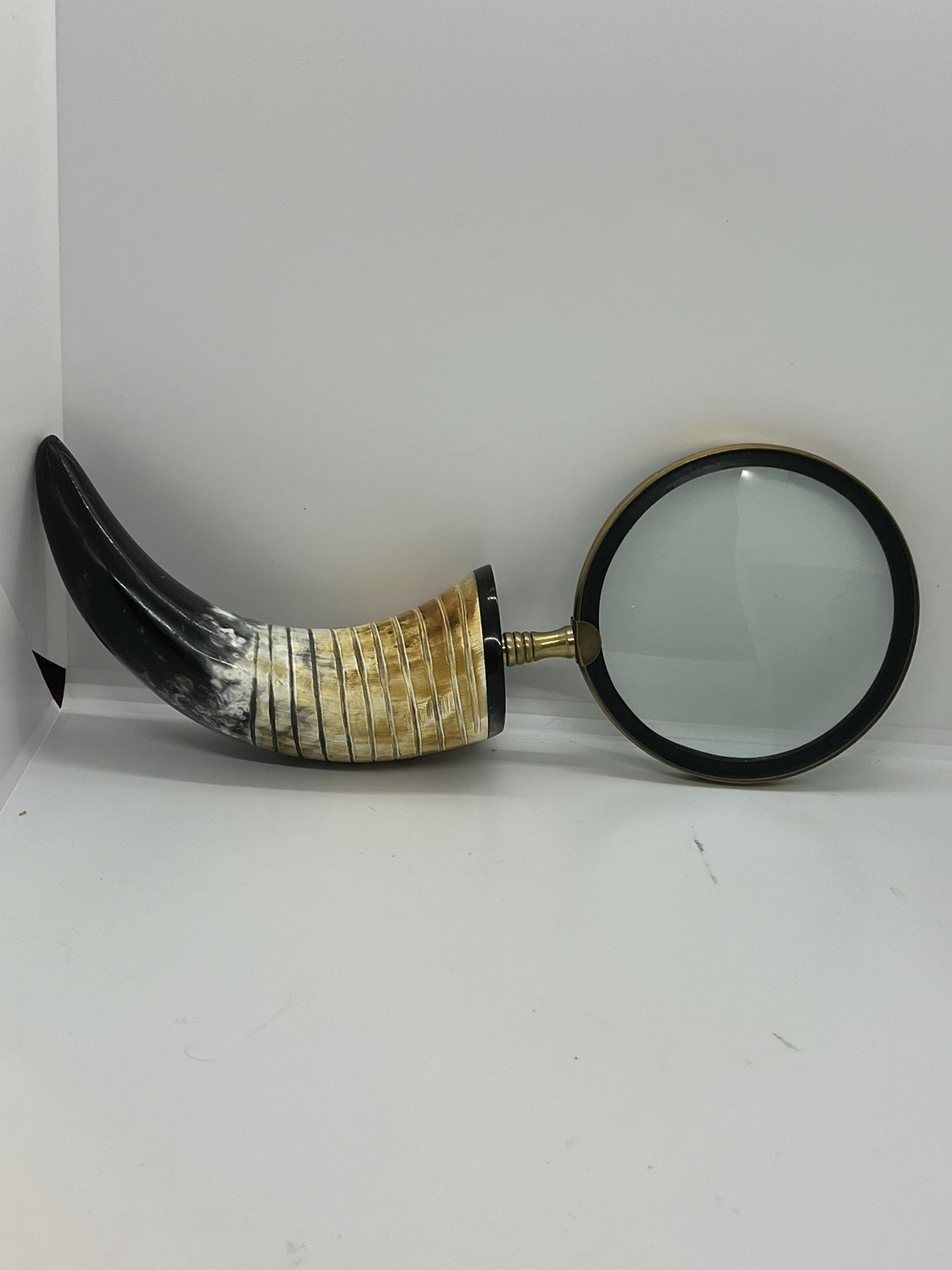 VTG Western Carved Horn Handle 12" Long Heavy Magnifying Glass 5" w/ Bronze Ring This vintage Western-style magnifying glass is a unique addition to