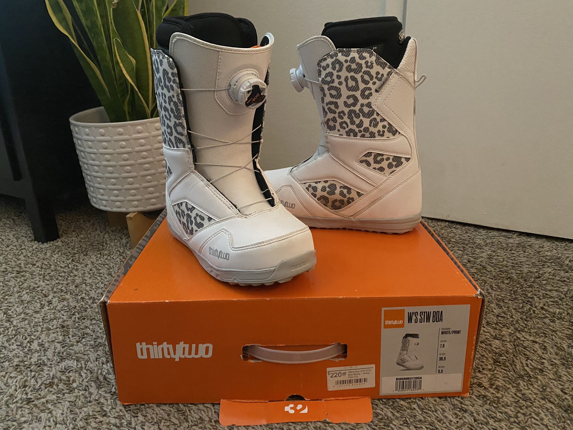Thirty Two Women’s White Cheetah Snowboard Boots