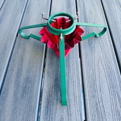 Vintage 50's S.B. Mfg. Co. Fluted Metal Christmas Tree Stand Very nice condition Paint is still pretty nice! Approx 15” wide x 6 1/2” tall