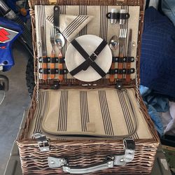Picnic basket never used