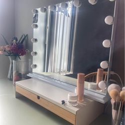 BLUETOOTH MAKEUP VANITY MIRROR