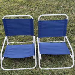 Selling 2 folding chairs.