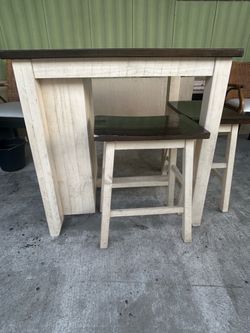 Table with 2 chairs included