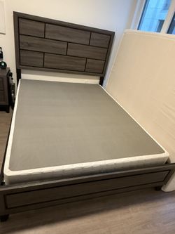 Queen Box Spring/Foundation – DIAMOND (Living Spaces, Excellent Condition)
