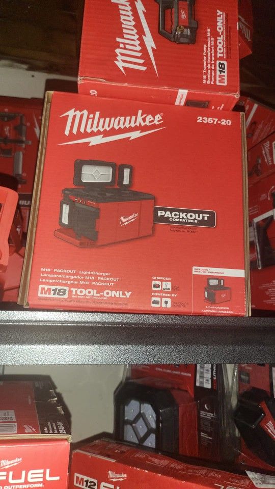 Milwaukee
M18 18-Volt Lithium-Ion Cordless PACKOUT 3000 Lumens LED Light with Built-In Charger