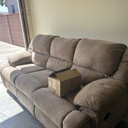 8f Double Recliner In Great Condition! 