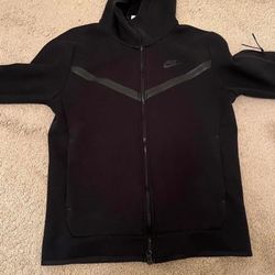 Black Nike Tech Fleece 