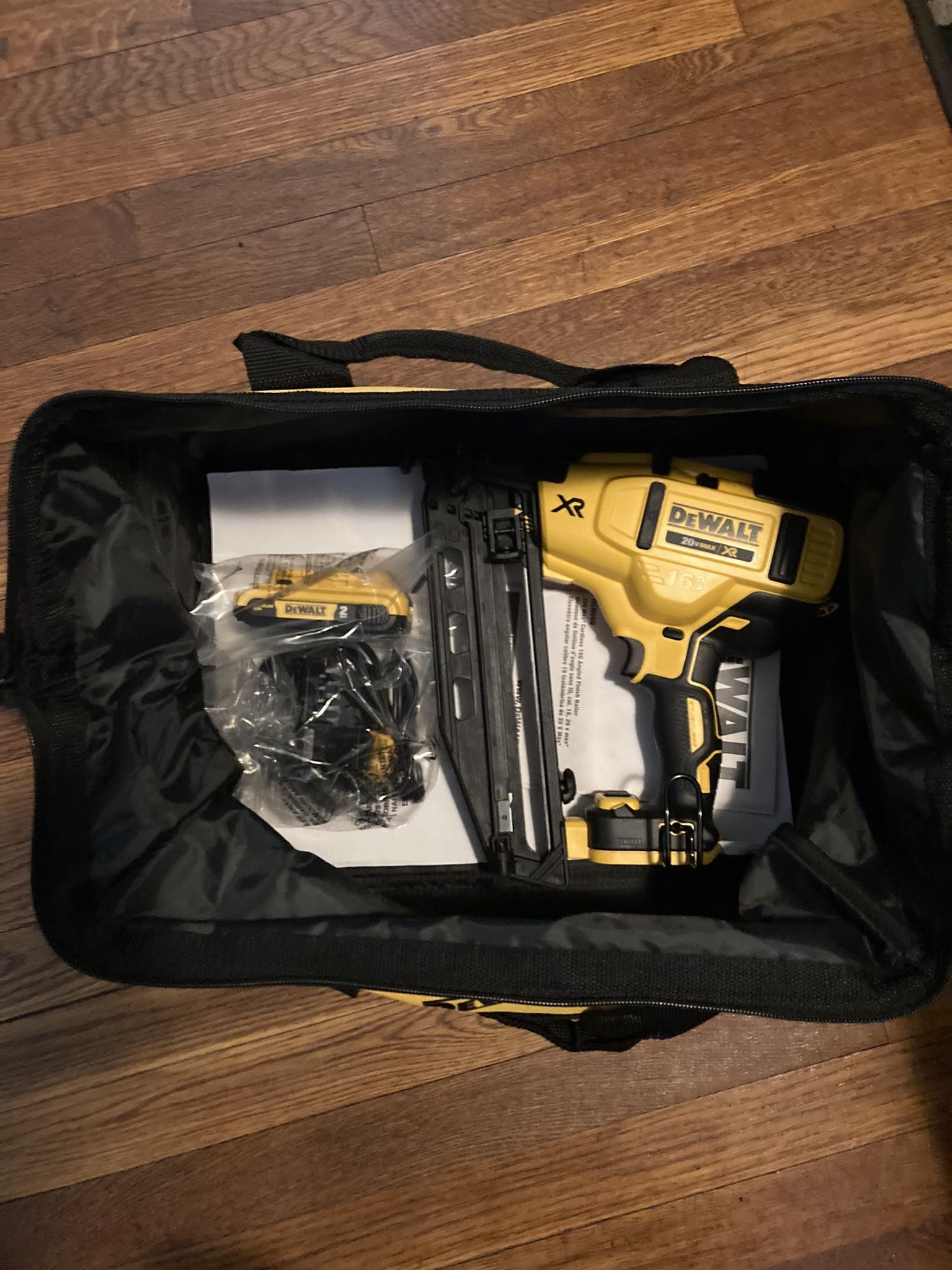 BRAND NEW Dewalt Angled 16g Finish Nailer Set With Battery And Charger NEVER USED