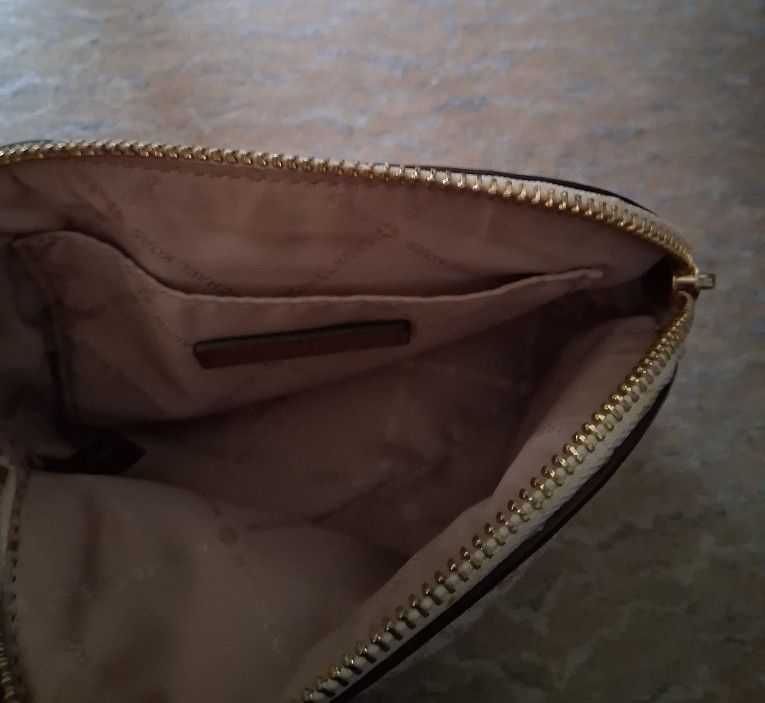 Michael Kors– Wristlet + Brand-New Makeup Bag (Excellent Condition)