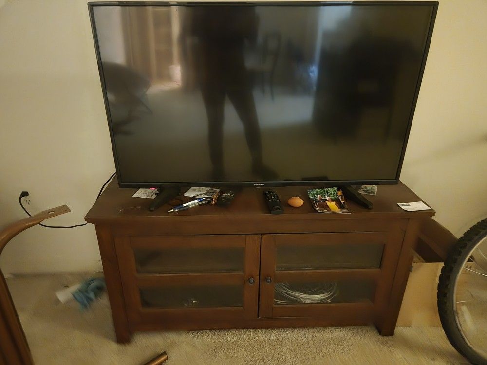 Toshiba Flat Screen TV (Wicker Chest Optional) – Good/Fair