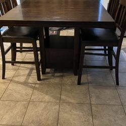 Table W/ Leaf  4 Bar Stools. 