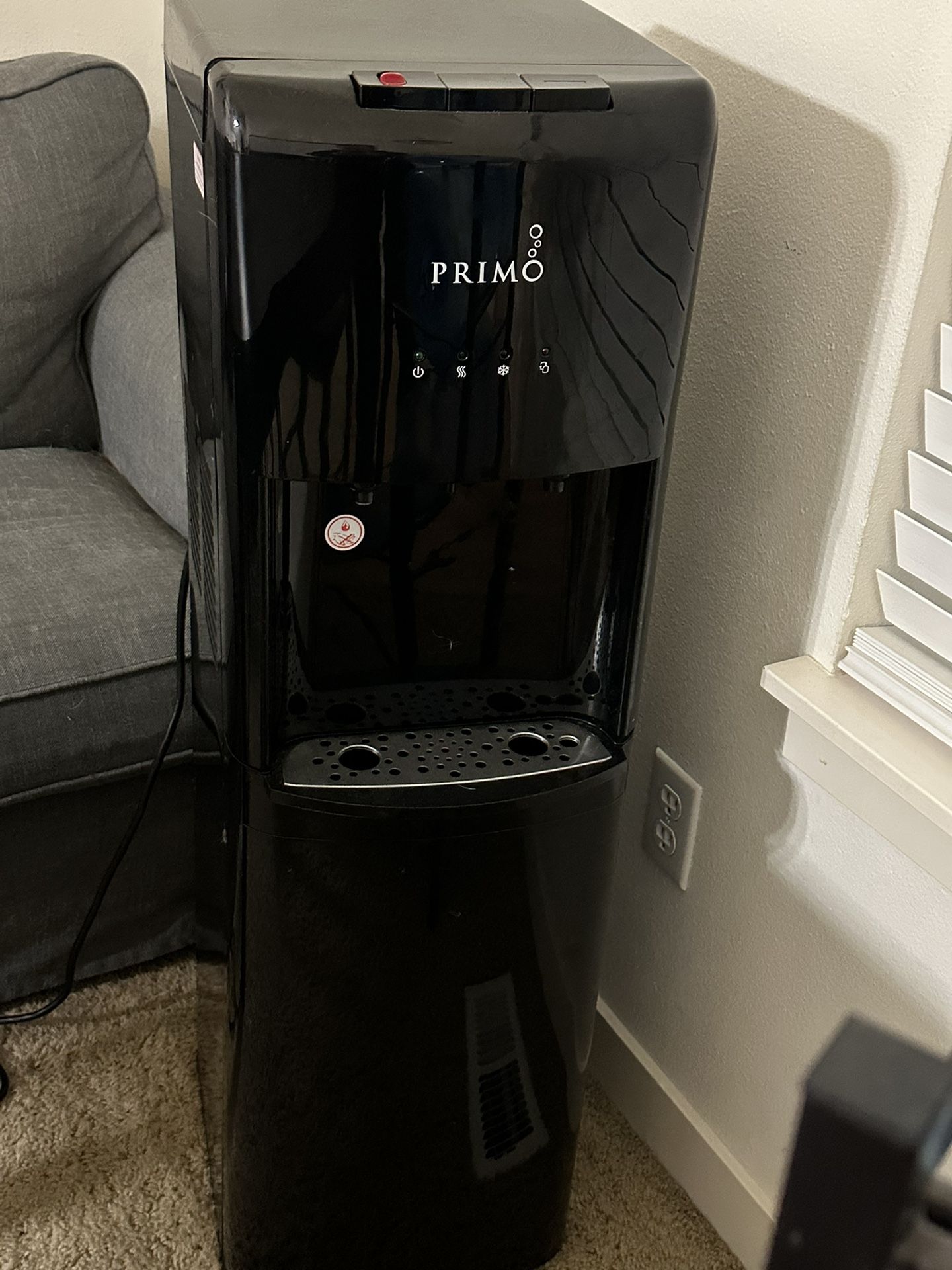 Primo Water Dispenser/cooler With 4 Bottles And Rack