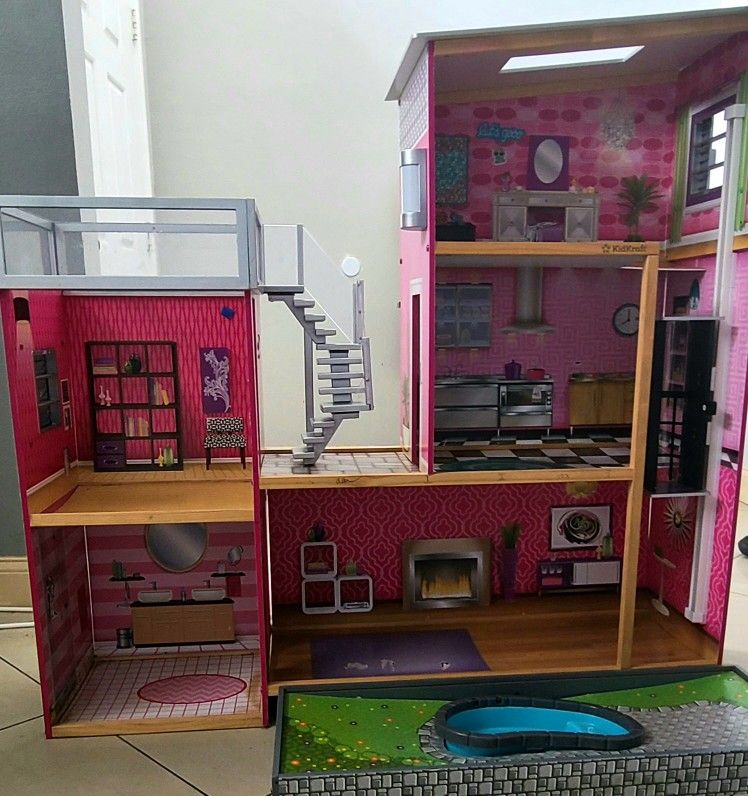 Huge Barbie playhouse / dream house - 4 Feet Tall!