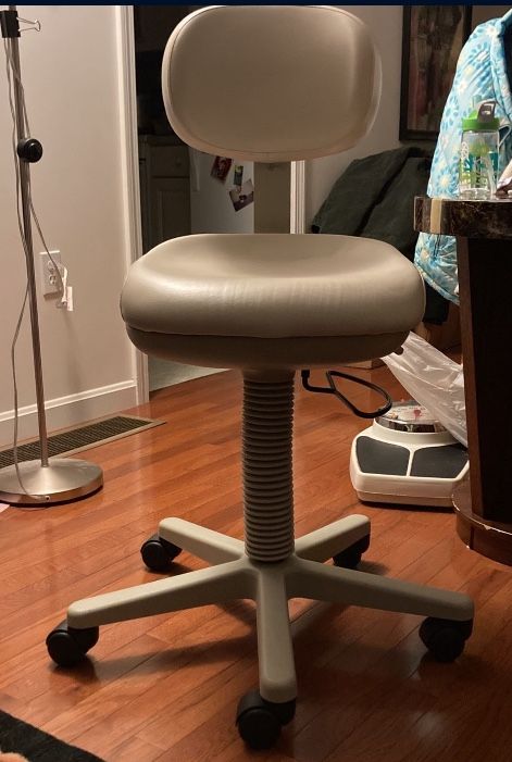 Midmark 425 Air Lift Physician Stool Chair Hand Operated