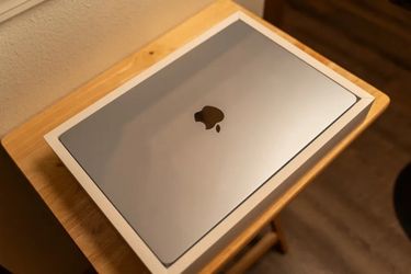 MacBook Air 15 Sky Blue 2026 M5 10-Core CPU 10-Core GPU 24GB 1TB Excellent
