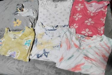 13 pc Women's lot 4x and 24w shirts and capris