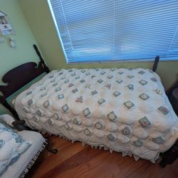 Twin Size Antique Mahogany Pineapple Bed