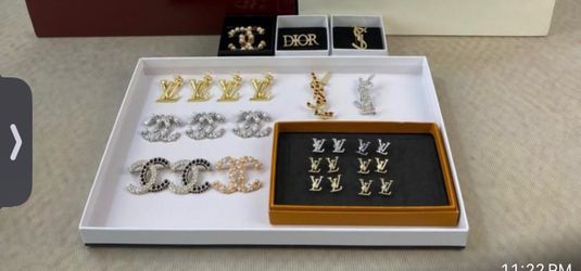 Earrings/brochures