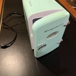 Frigidaire Retro Portable Mini Fridge