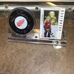 Redwings autographed Puck