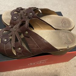 Dansko Serena Waxy Java  Sandals Size 40. (9.5/10)
