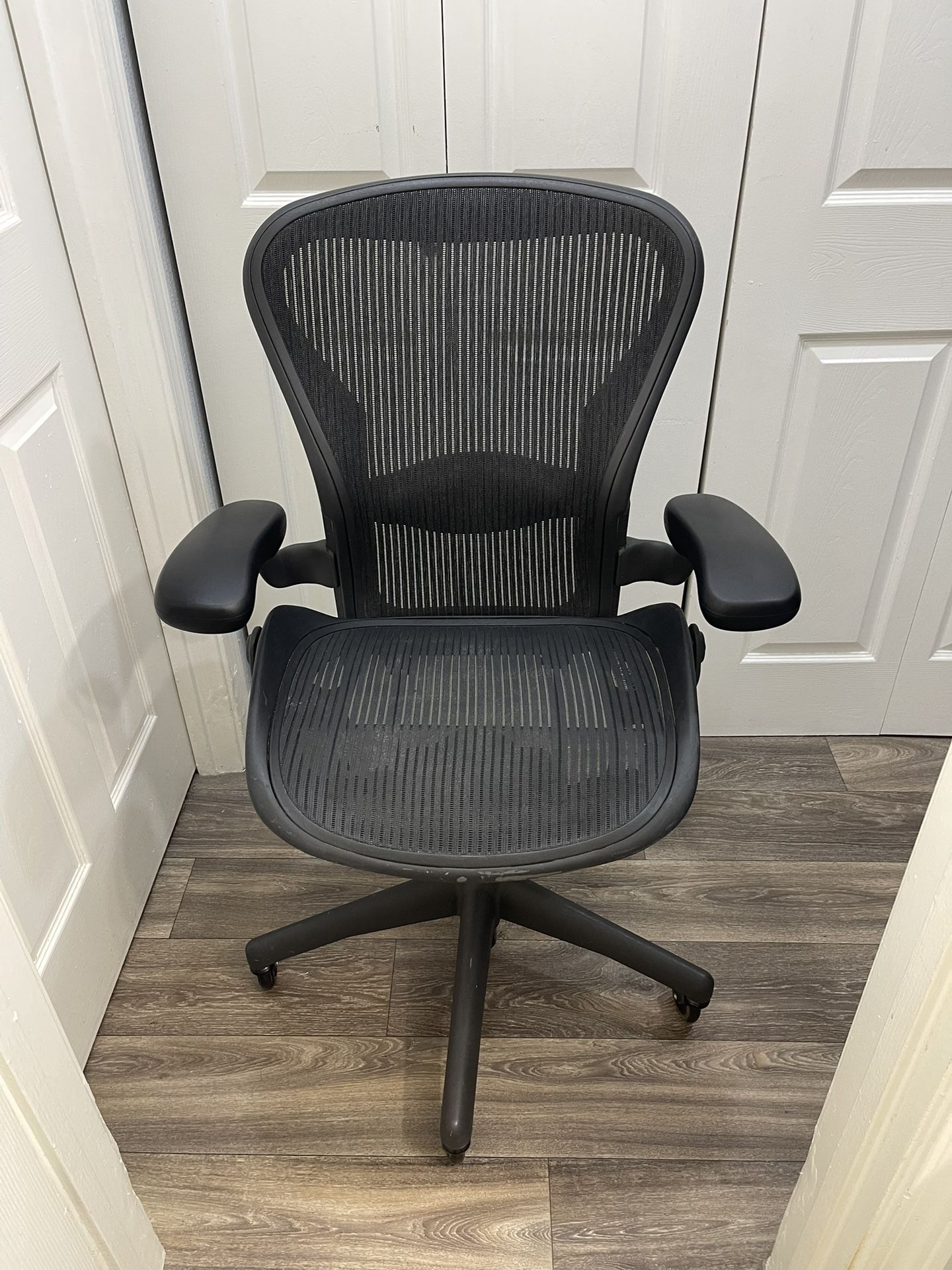 Herman Miller Aeron Office Chair ( SIZE B )