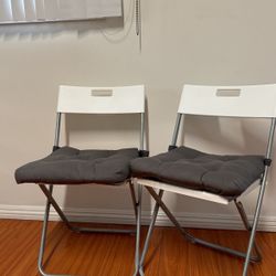 2 Folding Chairs With Chair Pads