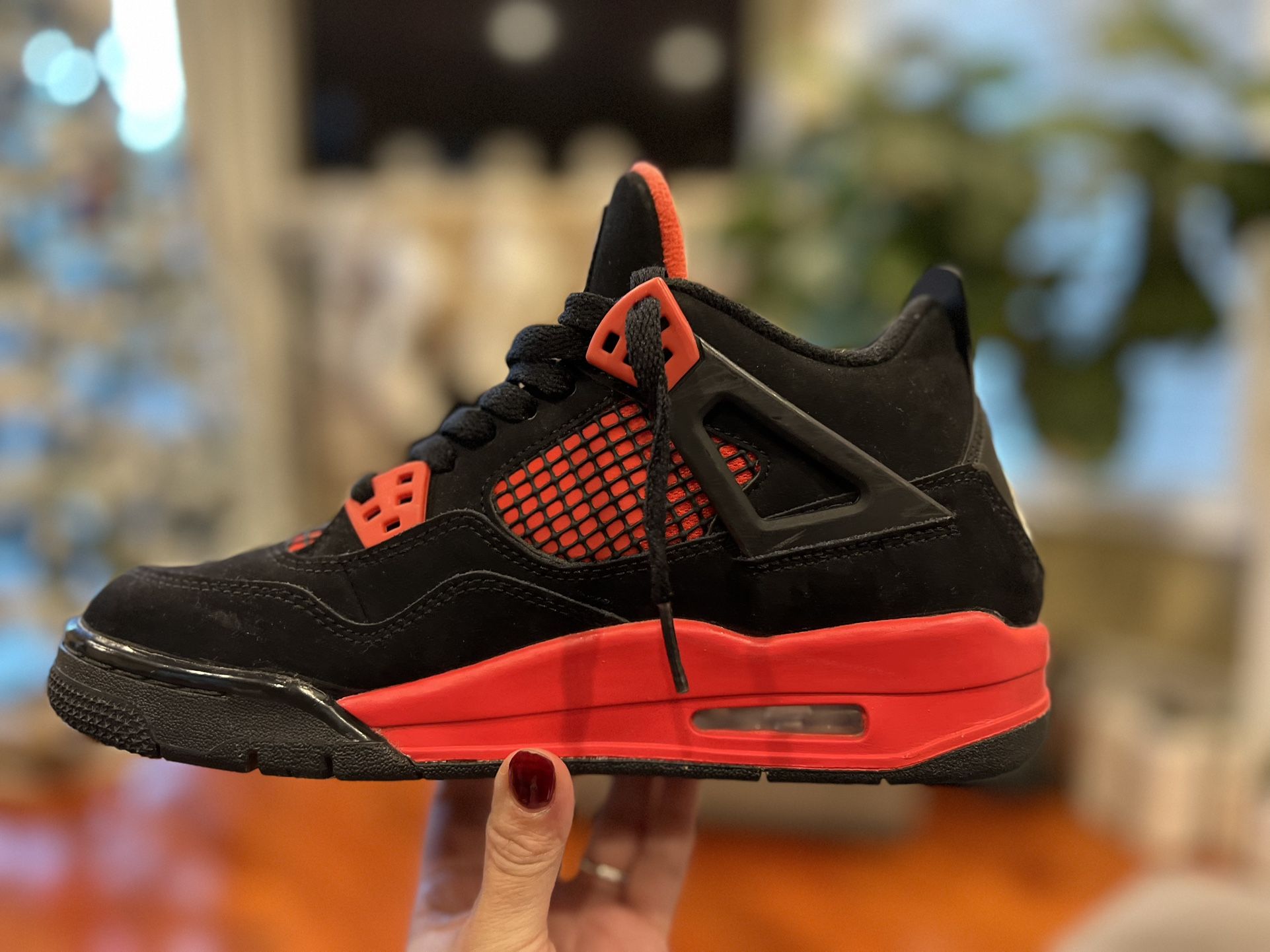 Air JORDAN 4’s Red Thunders