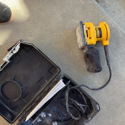 DeWALT Palm Grip Sander Corded DW411