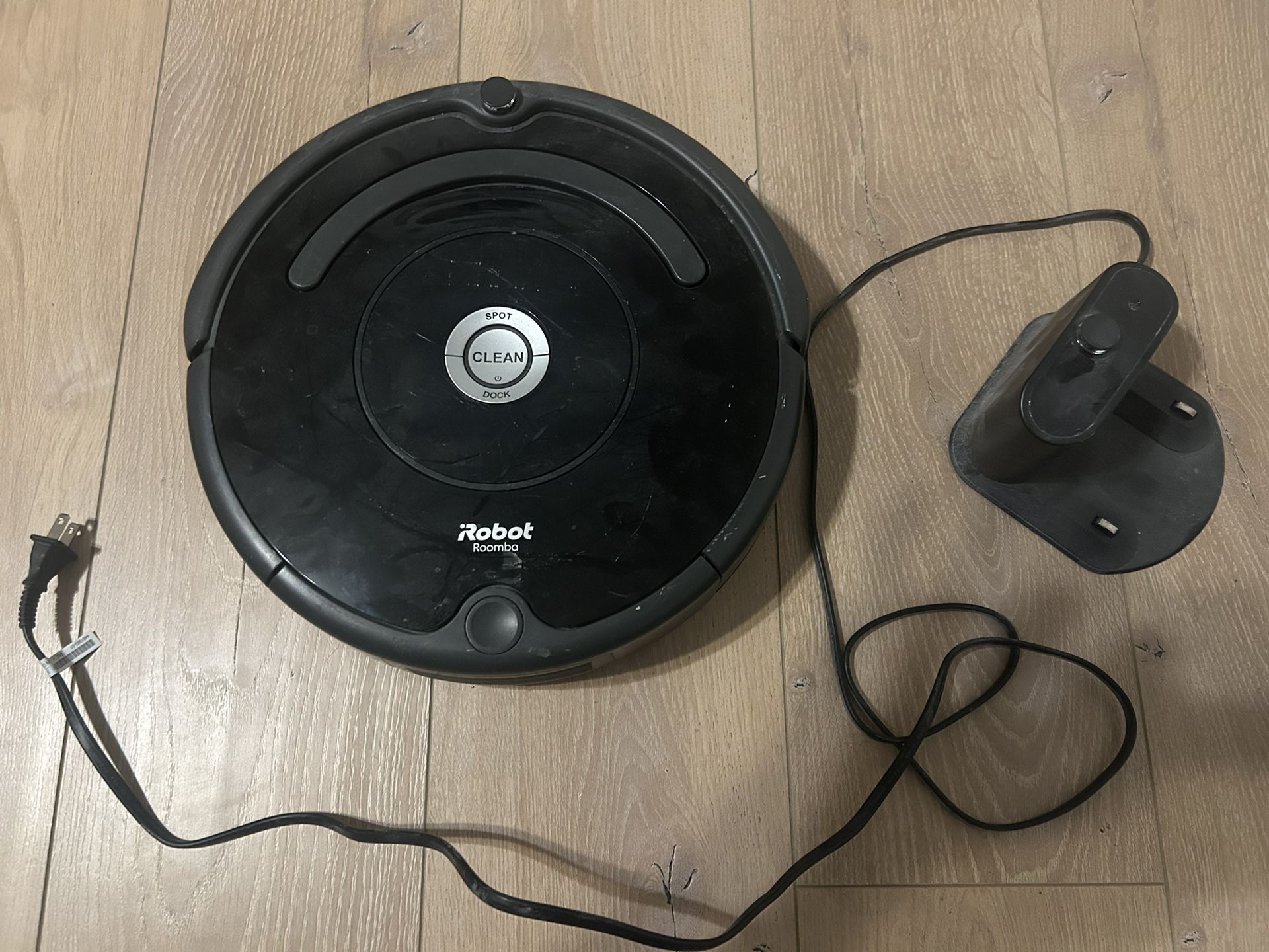 iRobot Roomba 650 Vacuum + Charging Dock