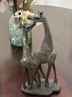 Statue of mother and child giraffes