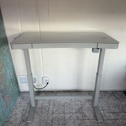 Tresanti Electrically Adjustable 29”-47” Sit/Stand Tech Desk – Excellent Condition