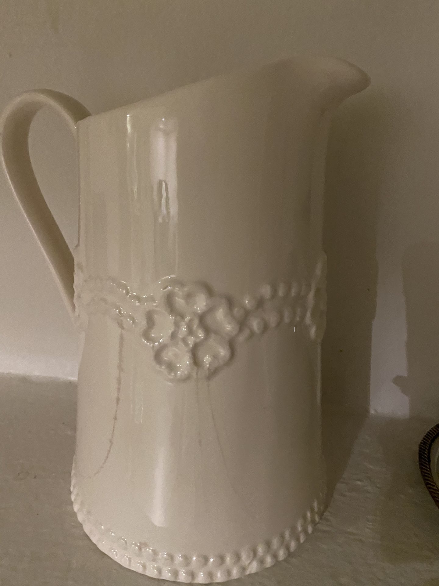 Vintage white ceramic flower vase 🌸