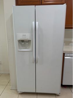 Frigidaire Side-by-Side Refrigerator with Ice & Water – Works Great