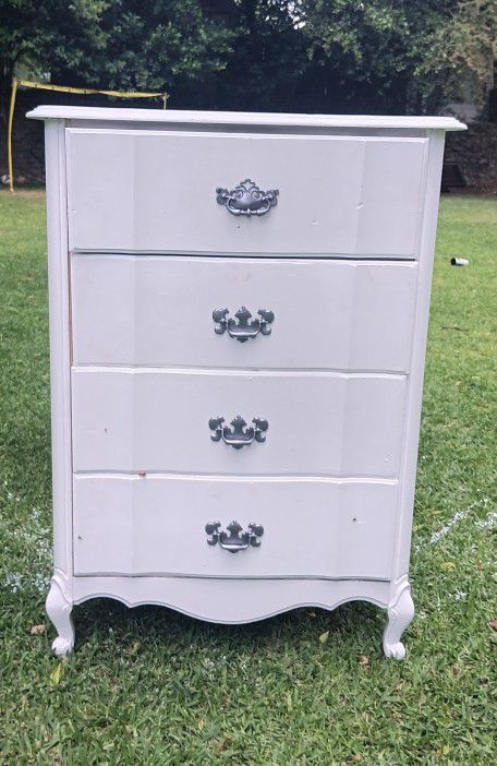 Solid Wood Antique 4 Drawer Chest Of Drawers & Night Stand For Sale 