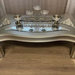 BEAUTIFUL MIRRORED COFFEE TABLE
