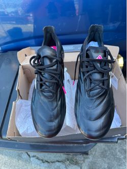 Soccer shoes