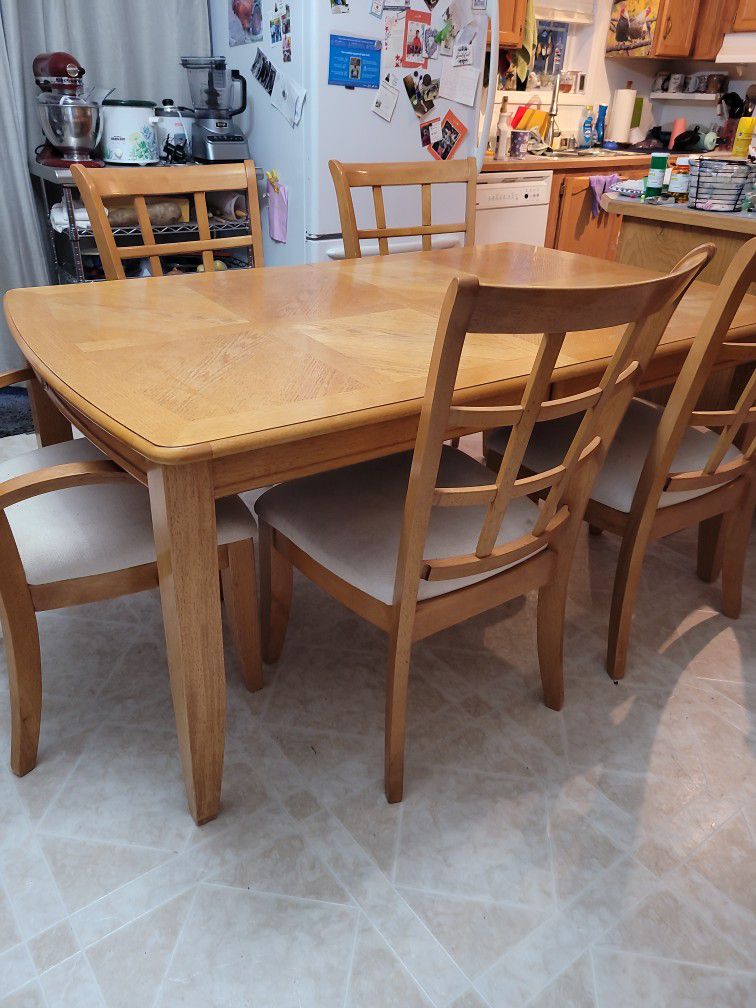 Kitchen Table & Chairs in Elma