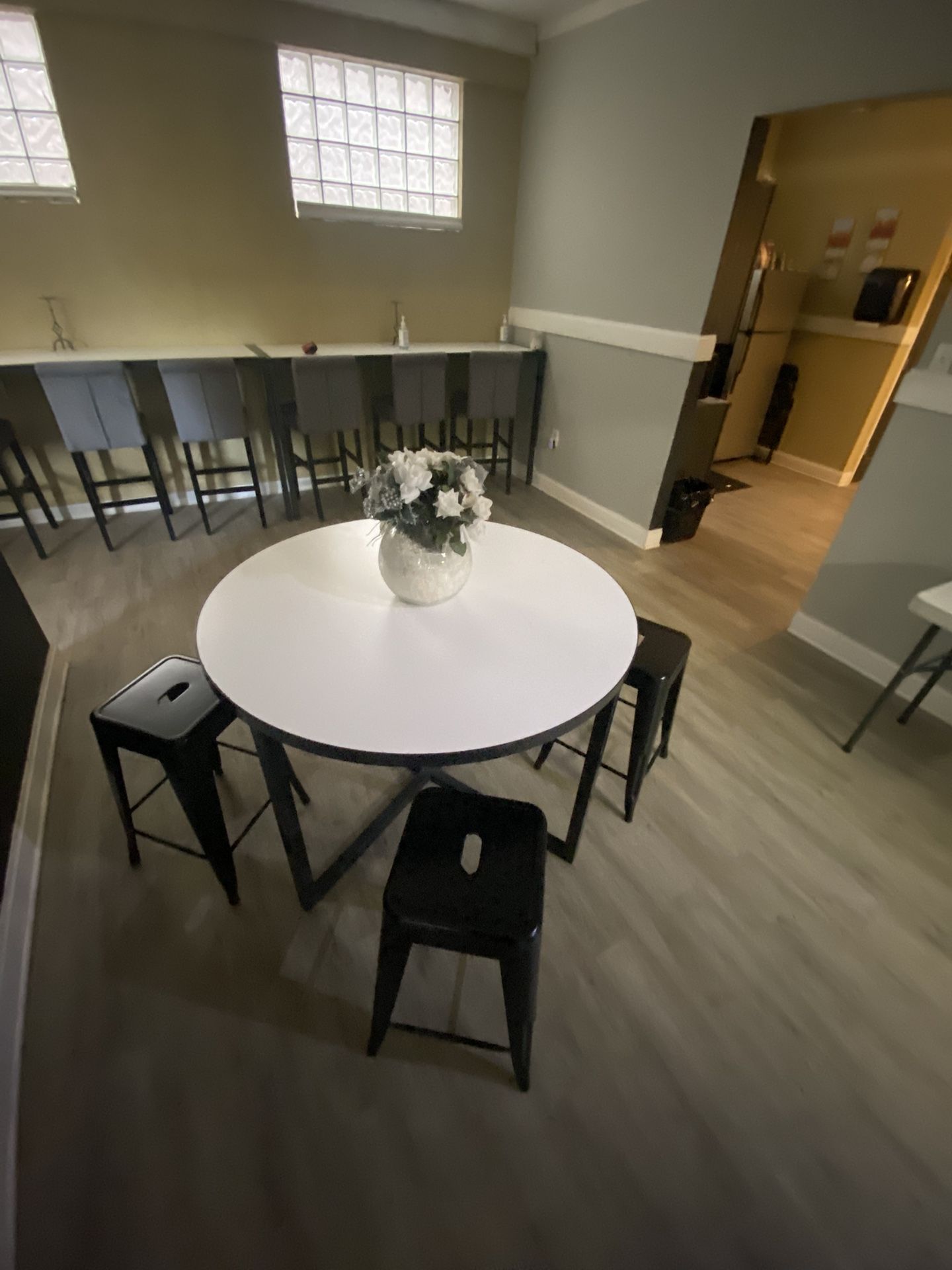 round table w/4 stools