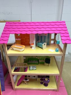 Doll House - New Condition