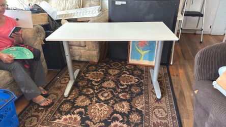 White IKEA desk with T legs