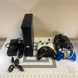 Xbox 360 Slim 250GB Bundle - 5 Controllers, All Cables & Game