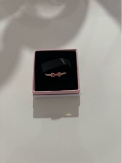 Anillo con lazo rosa brillante