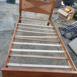 $50 base cama twin, con colchón $100