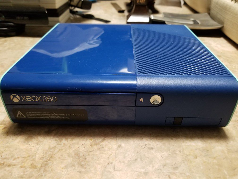 Xbox 360 Special Edition Blue Bundle 500GB